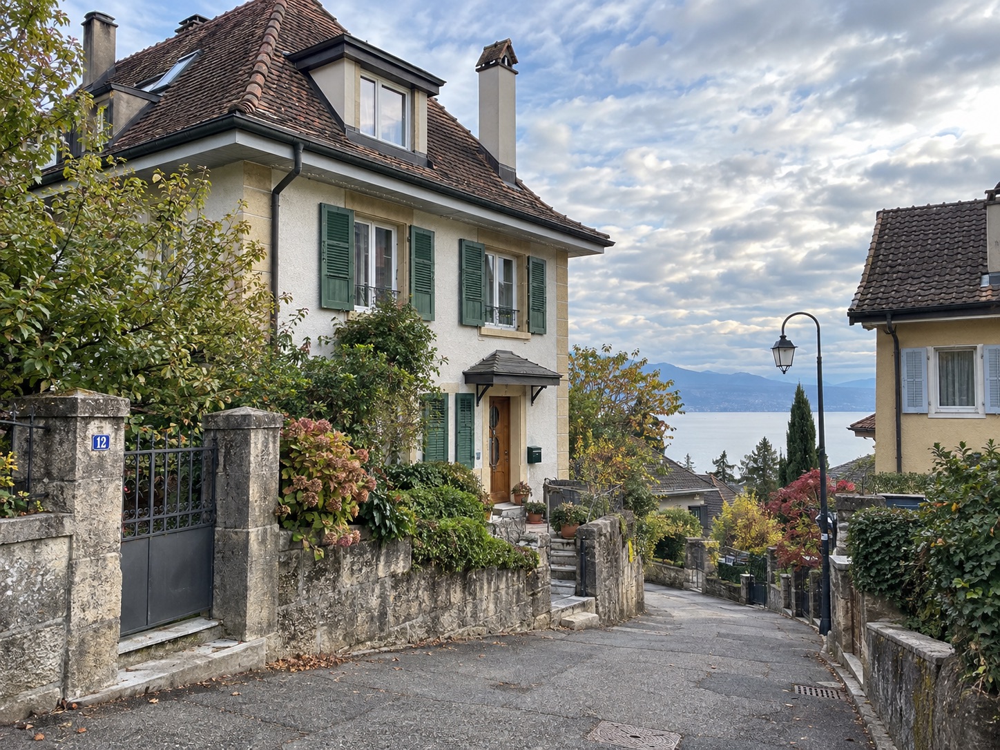 Maison avec jardin et vue sur le lac — Jardin arboré, Lac en arrière-plan