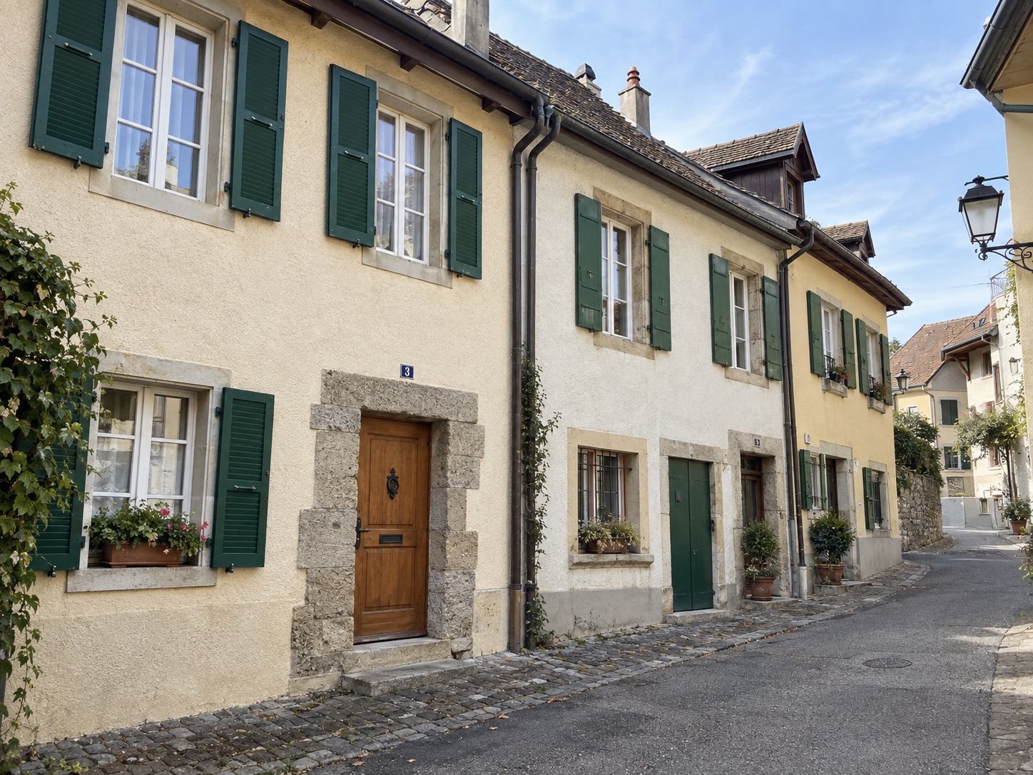 Maison d’architecte avec vue sur le lac — Volets verts, Encadrements en pierre