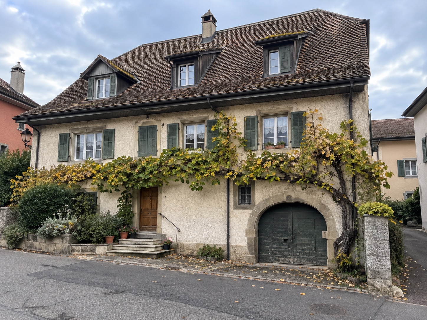 Ferme de caractère avec porte voûtée — Façade végétalisée, Porte voûtée