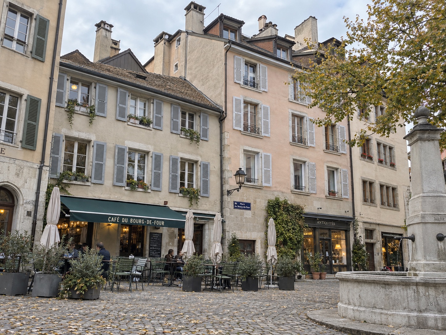 Maison pittoresque en vieille ville — Vue dégagée, Place avec fontaine